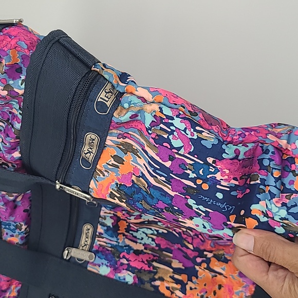 Le Sportsac medium travel tote in magnificent watercolor print - Picture 8 of 12